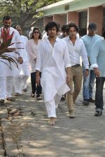 sonu nigam_s mom_s funeral in Mumbai on 1st March 2013 (119).JPG